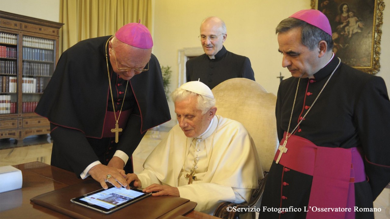 Pope’s Twitter account marks 5 years: ‘Useful for evangelization’