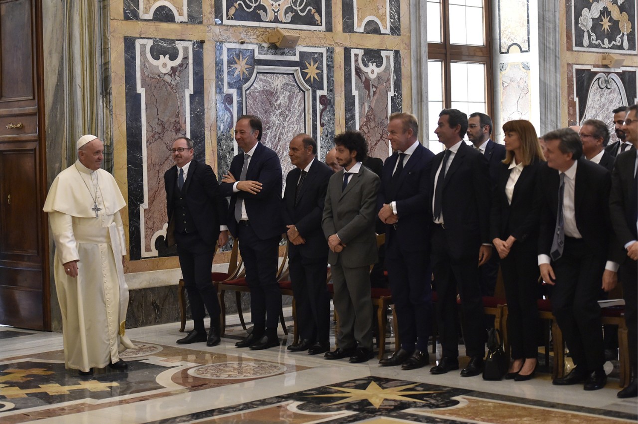 Pope tells journalists to serve the truth, revive hope and not ignore the peripheries