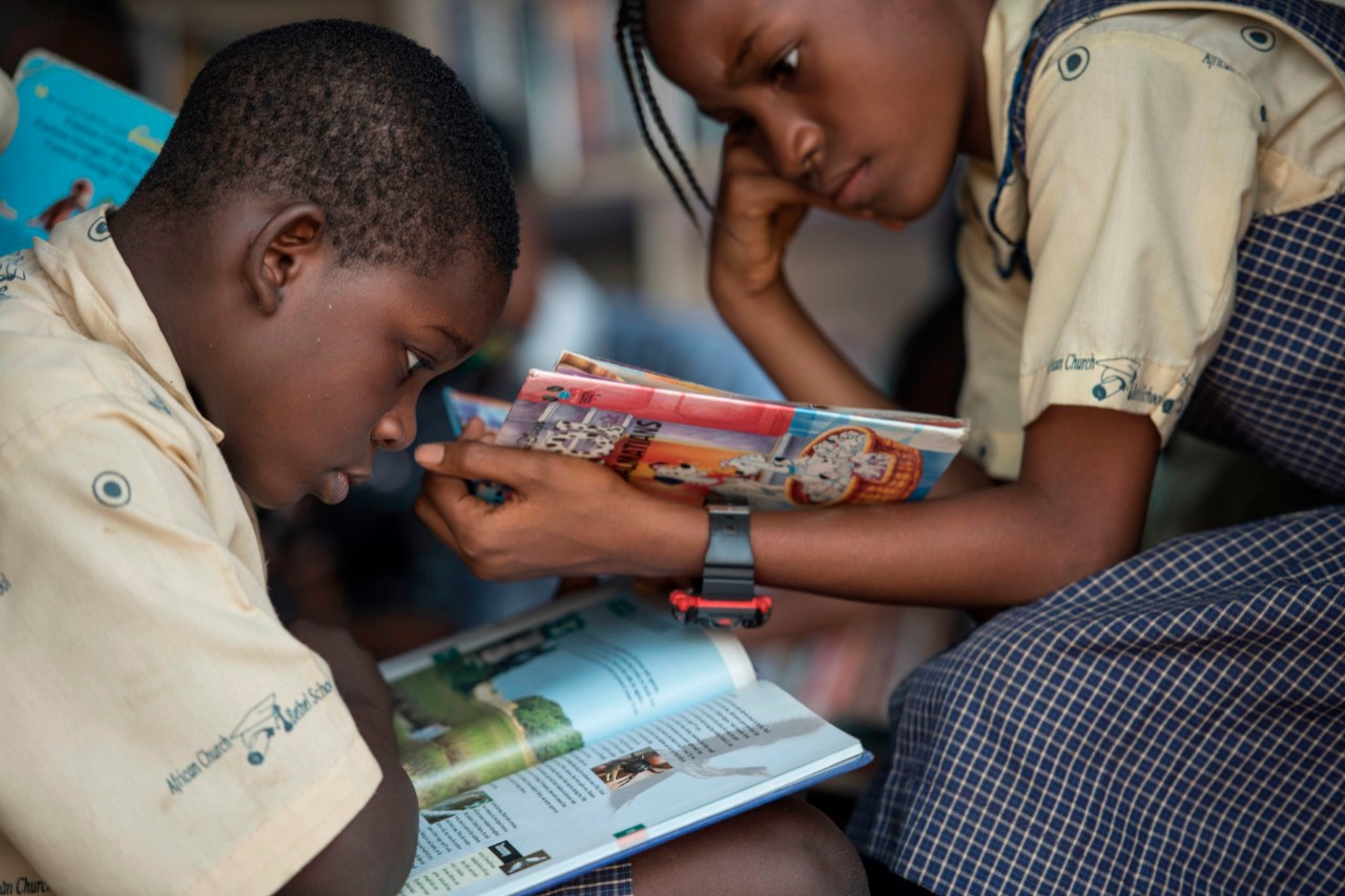 Pope: no to false, destructive stories, tell the good that unites