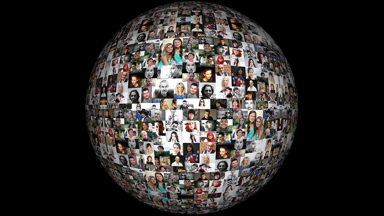 Coronavirus: grazie al web, preti lontani ma vicini