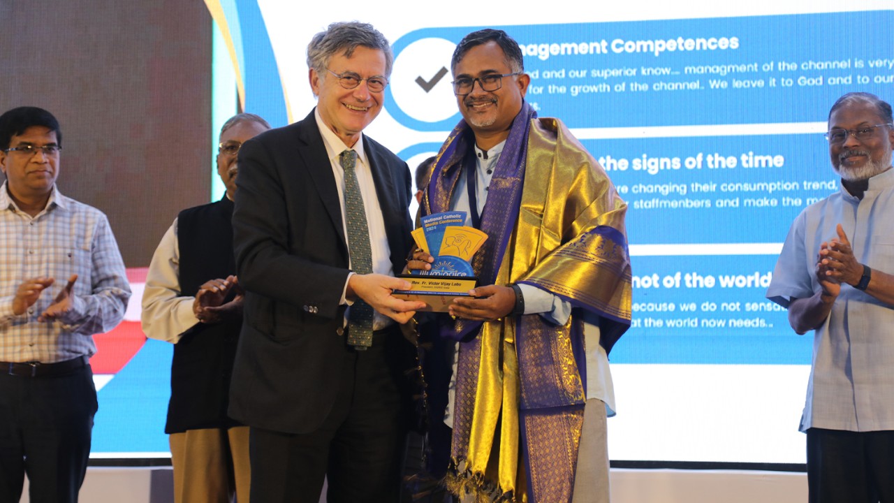 DR.Paolo-Ruffini-felicitation-Fr.-Victor-Vijay-Lobo-the-President-of-SIGNISWorld-Catholic-.jpg